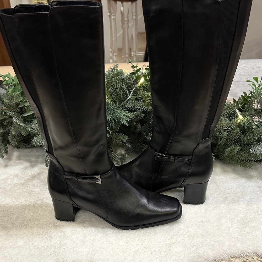 Nwot Aqua college boots